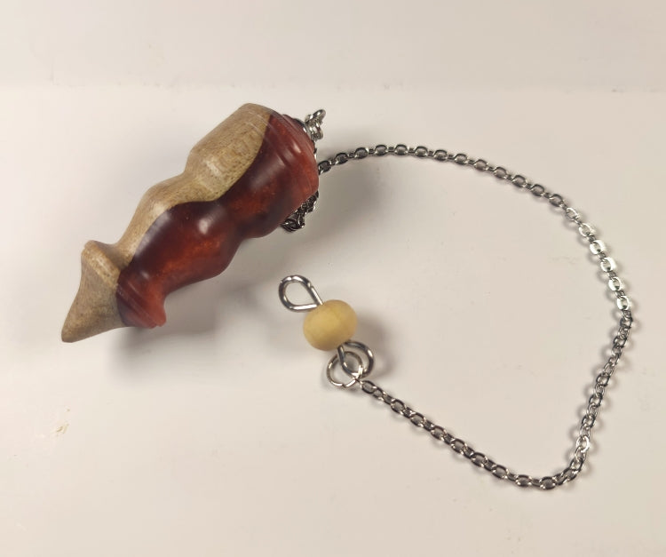 Pendule divinatoire en bois de noyer et résine